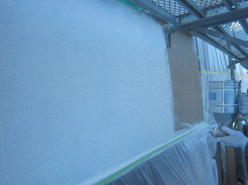 大成パルコンの外壁塗装・防水保護塗装工事27_吹き付けによるパターン合わせ.jpg
