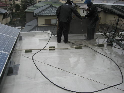 断熱ブロックによる屋上外断熱防水改修工事_高圧洗浄中.jpg