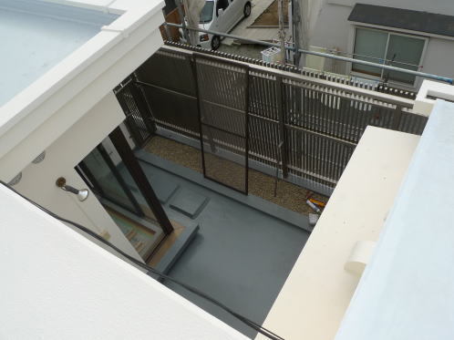 屋根から見たバルコニー目隠しフェンス.jpg
