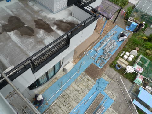 屋上から見た足場の組み立て.jpg