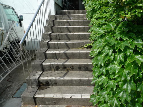 施工前の階段アプローチ.jpg