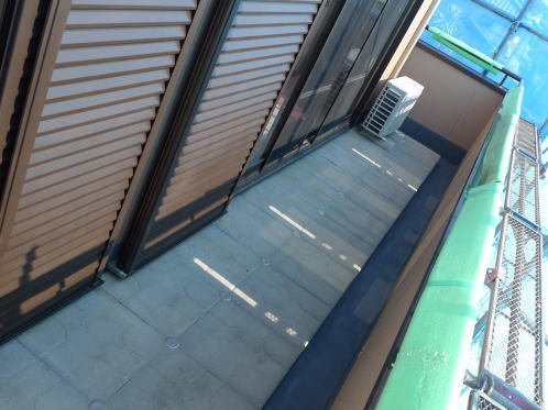 大成パルコンの外壁塗装・防水保護塗装工事41_防水層露出部のトップコート（BL）.jpg