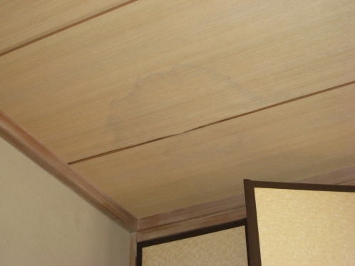 2F和室天井の雨漏りによる染み.jpg
