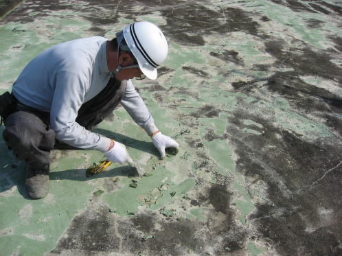 高圧洗浄前の既存下地脆弱部の撤去作業.jpg