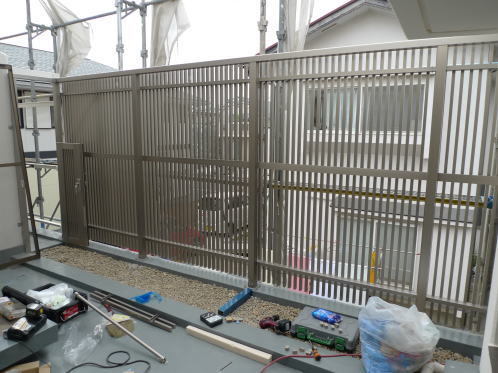 バルコニー内防水工事完了後目隠しフェンス取付中.jpg