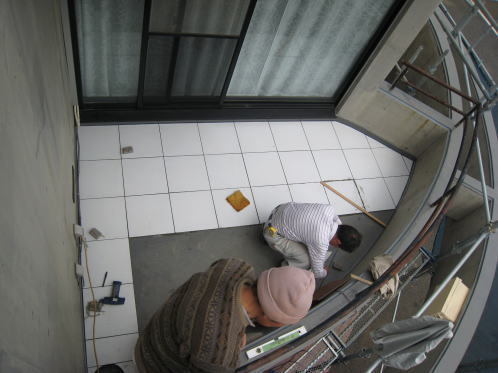 2階バルコニー防水後 床タイル施工中.jpg
