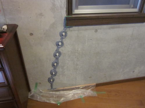 半地下RC内壁のクラック補修((エポキシ樹脂低圧注入).jpg