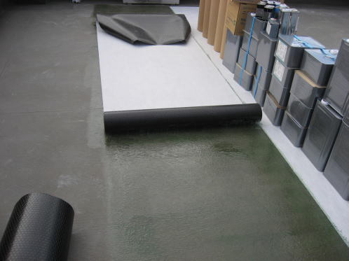 ビル屋上 脱気絶縁複合防水工法_通気緩衝シート貼り.jpg