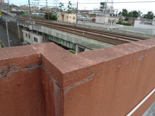 屋上ルーフバルコニーRC手すりのひび割れ.jpg