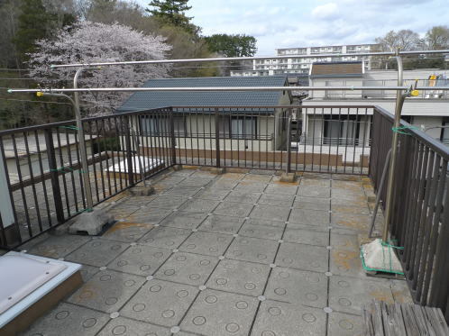 断熱ブロックが敷き詰められた屋上バルコニーの防水工事 施工前.jpg